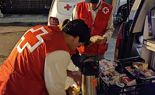 Un equipo de Cruz Roja reparte café a las personas que viven en la calle en Palencia