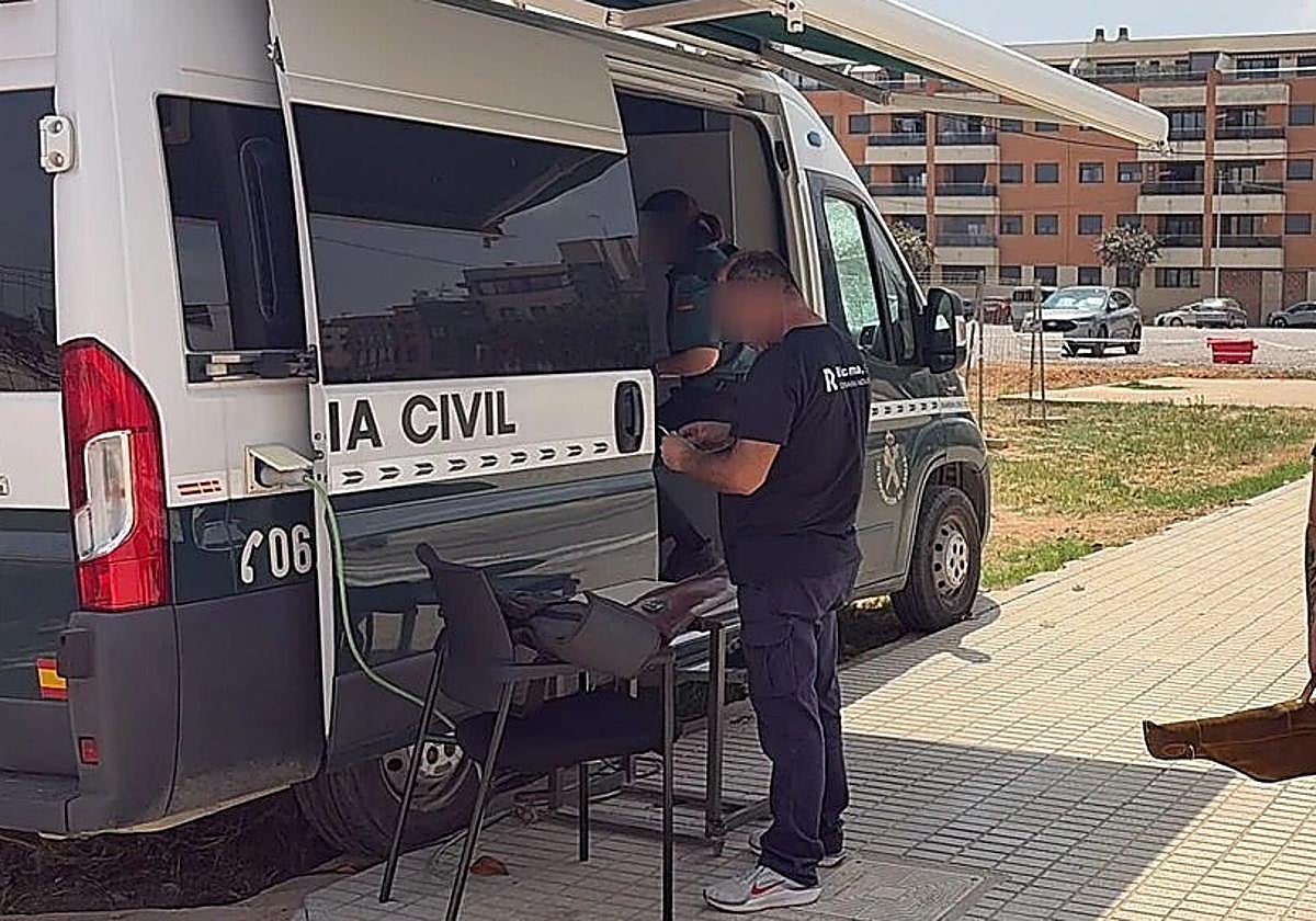Uno de los vehículos de la Guardia Civil en Paiporta