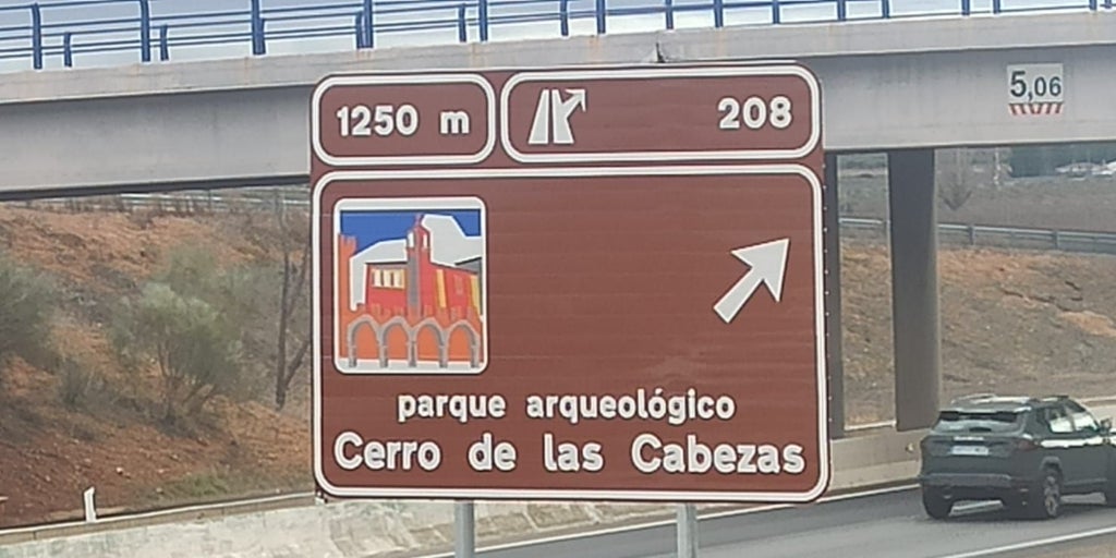 El parque arqueológico  Cerro de las Cabezas  de Valdepeñas estrena nueva señalética en la A4 como reclamo visual