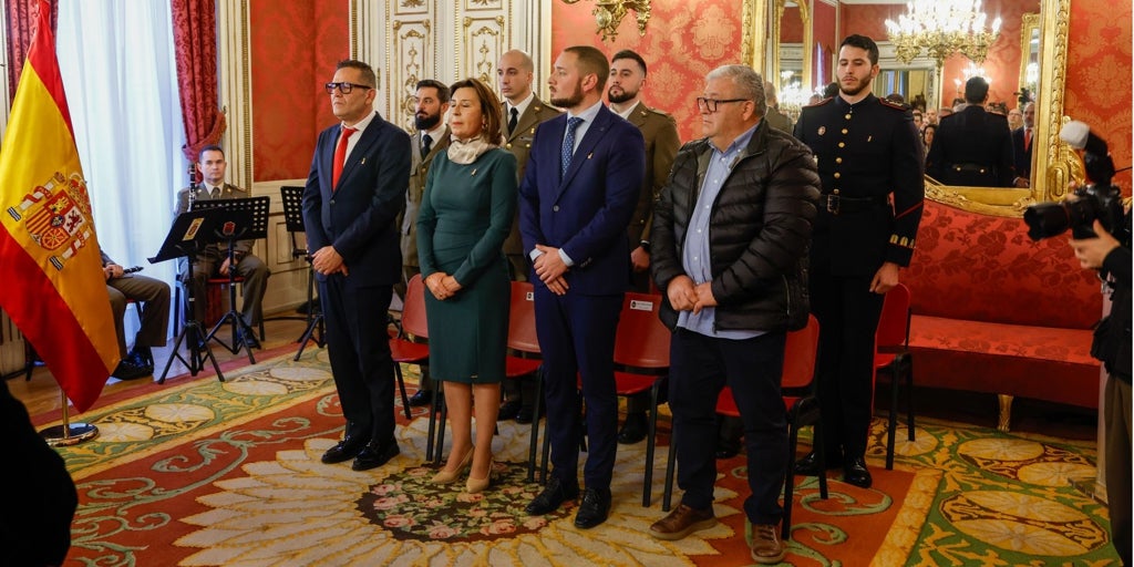 Defensa reconoce la labor de alcaldes de Mira y Letur por su labor tras la DANA