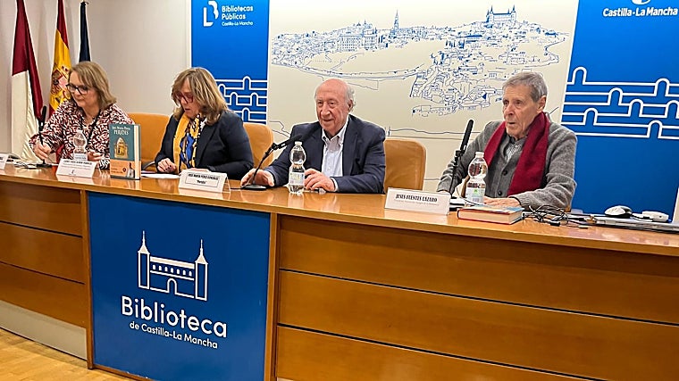 Peridis durante a apresentação de seu livro