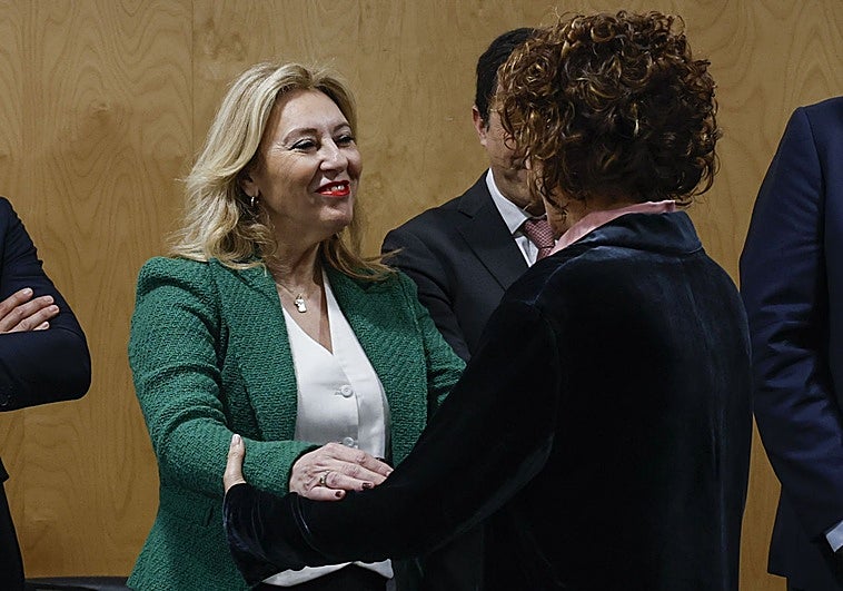 Carolina España señala que María Jesús Montero «no puede venir a pasearse por Andalucía como un agente del independentismo»