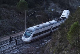 La interventora del Alvia salvó la vida en el accidente al vender un billete minutos antes del descarrilamiento del tren