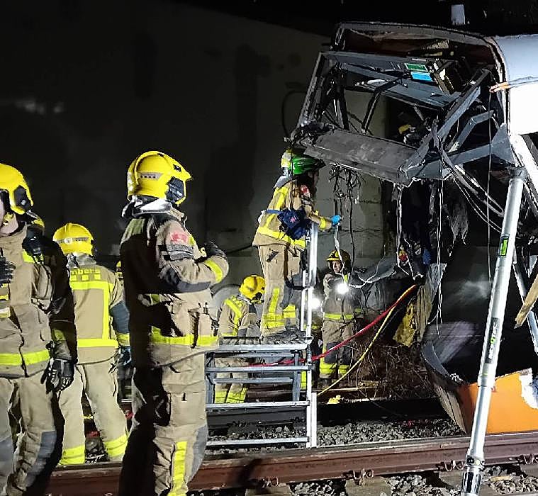 Agentes de Bomberos realizan operaciones en el rodalies siniestrado