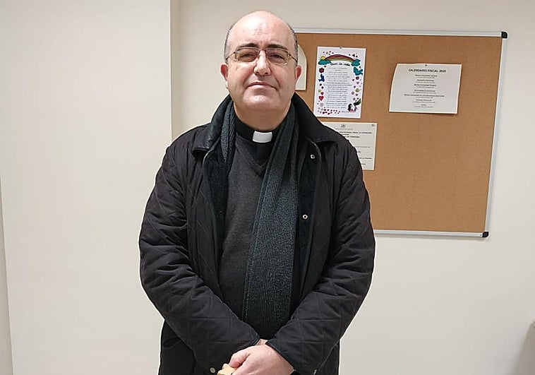 Un equipo de sacerdotes atiende a las familias de las víctimas: «Les acompaños y oramos para que sientan calor, cercanía y consuelo»