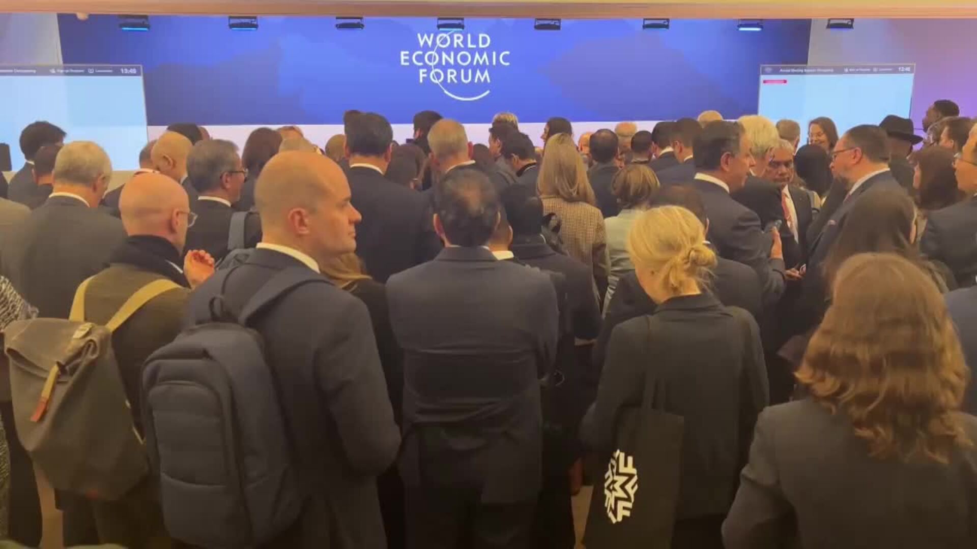 Prensa y participantes en el Foro de Davos esperan con expectación el ...