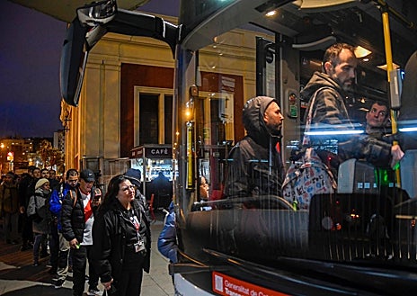 Imagem secundária 1. Viajantes em diferentes estações de Barcelona fazem fila para embarcar em transporte alternativo após a suspensão do trem Rodalies nesta quarta-feira.