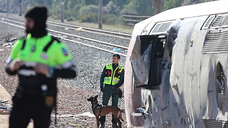 Agentes da Guarda Civil ao lado de um dos veículos de emergência
