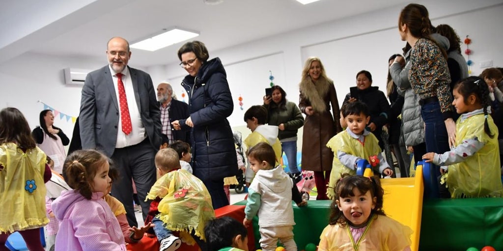 Castilla-La Mancha convoca ayudas de hasta 12.000 euros para jóvenes universitarios de zonas rurales despobladas