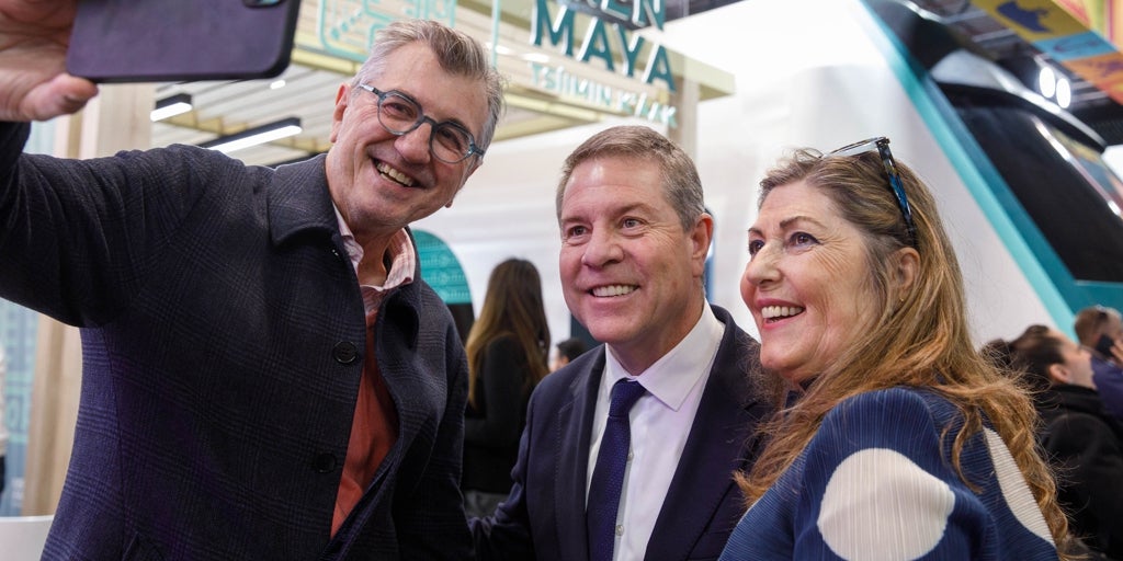 Page se da un baño de masas en FITUR entre guiños a su futuro político