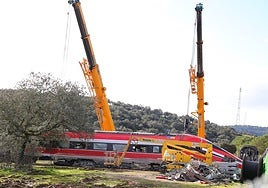Las vías del accidente están ya libres: las grúas retiran el amasijo de hierros del Alvia y los últimos vagones del Iryo salen remolcados de Adamuz