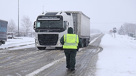 La DGT levanta las restricciones  y desembolsa los camiones en Zamora y León