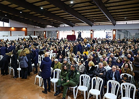 Imagem Secundária 1 – Cerca de 500 pessoas lotaram neste domingo a Arquibancada Municipal de Adamuza para a missa fúnebre das 45 pessoas mortas no acidente de trem de 18 de janeiro. A Eucaristia, presidida pelo Bispo de Córdoba, Jesus Fernández, foi cheia de emoção, grave silêncio e respeito, e contou com a presença de alguns dos vizinhos que ajudaram os feridos, bem como de numerosas autoridades, representantes de segurança e de ajuda.