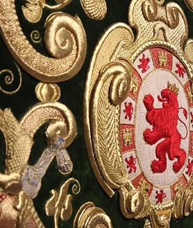 Imagen secundaria 2 - En la fotografía superior, el escudo central de la bambalina trasera del palio. Debajo a la izquierda, el interior de la bambalina con la letanía 'Mater Spei'. A la derecha, se aprecian los volúmenes y la riqueza ornamental de la pieza.  