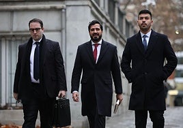 Alvise niega el acoso a sus ex compañeros de partido y enmarca sus mensajes contra ellos en la contienda política