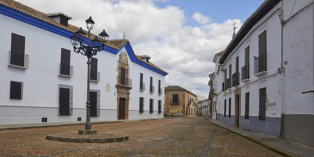 El pueblo de Castilla-La Mancha que The Telegraph recomienda: famoso por sus berenjenas, su teatro y artesanía a dos horas y media de Madrid
