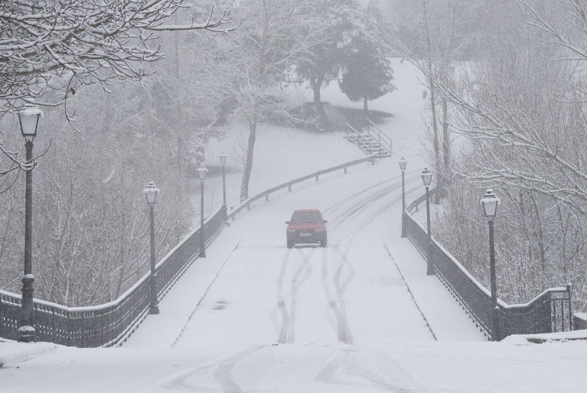 La nieve impide acudir a clase a 13.363 alumnos y embolsa camiones en nueve puntos de la red principal de carreteras