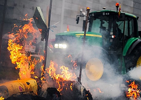 Imagen secundaria 1 - Protestas en León. Debajo, movilizaciones en Valladolid y tractorada infantil en Palencia