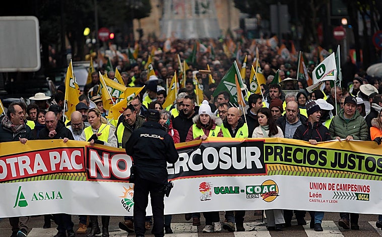 Imagen principal - Protestas en León. Debajo, movilizaciones en Valladolid y tractorada infantil en Palencia