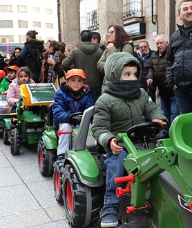 Imagen secundaria 2 - Protestas en León. Debajo, movilizaciones en Valladolid y tractorada infantil en Palencia
