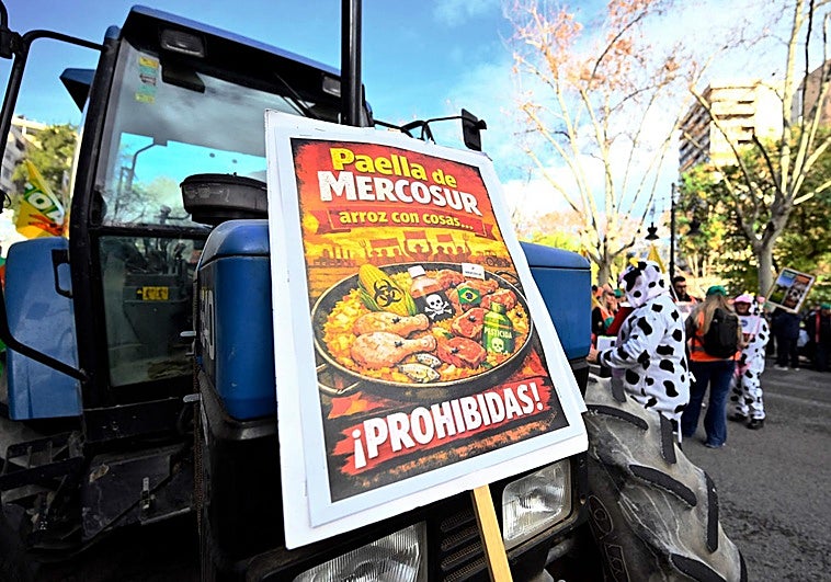 La tractorada clama contra el acuerdo UE-Mercosur en Valencia: «Nos están echando del campo a patadas»