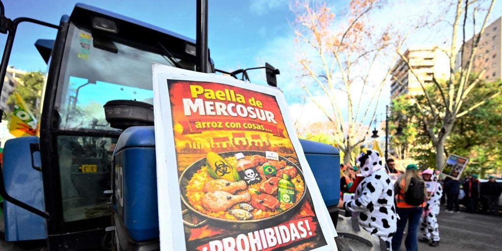 La tractorada clama contra el acuerdo UE-Mercosur en Valencia: «Nos están echando del campo a patadas»