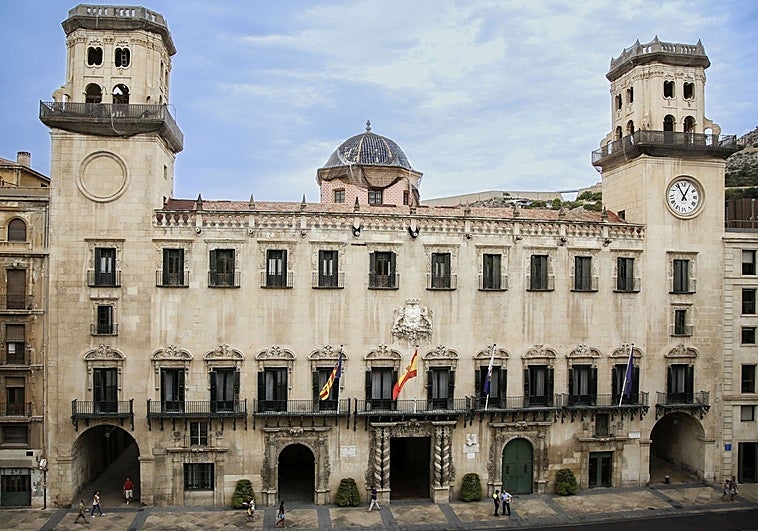 Dimite una alto cargo del Ayuntamiento de Alicante tras la polémica por las viviendas protegidas