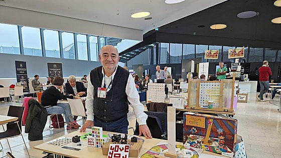 Un valenciano elegido entre los 100 mejores diseñadores de juegos de mesa: «He comercializado más de 140»