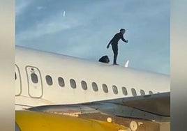 Un hombre se sube al techo de un avión y retrasa un vuelo más de dos horas en Valencia