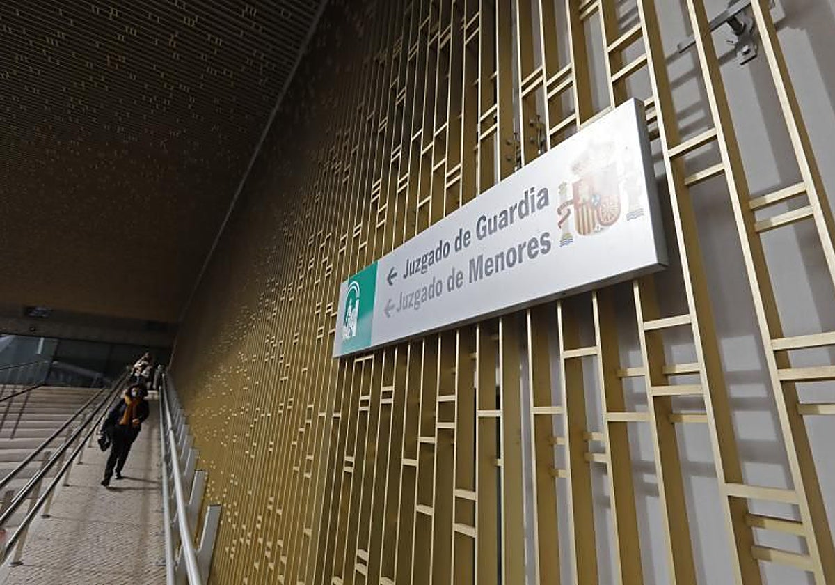 Cinco años de cárcel para un hombre en Córdoba por clavar un cuchillo a otro en el muslo en plena calle