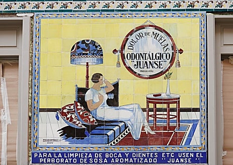 Imagem Secundária 1. Acima: Trabalhadores trabalhando no interior do prédio; Abaixo à direita e à esquerda estão duas imagens gravadas nos azulejos da casa nº. 32 na rua San Vicente Ferrer.