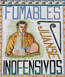 Imagem Secundária 2: Acima, trabalhadores trabalhando dentro do prédio; Abaixo à direita e à esquerda estão duas imagens gravadas nos azulejos da casa nº. 32 na rua San Vicente Ferrer.