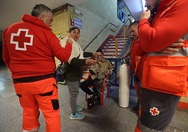 Desalojos por la crecida del Guadalquivir en Córdoba: «Queremos volver, pero hasta dentro de dos o tres días no podremos»