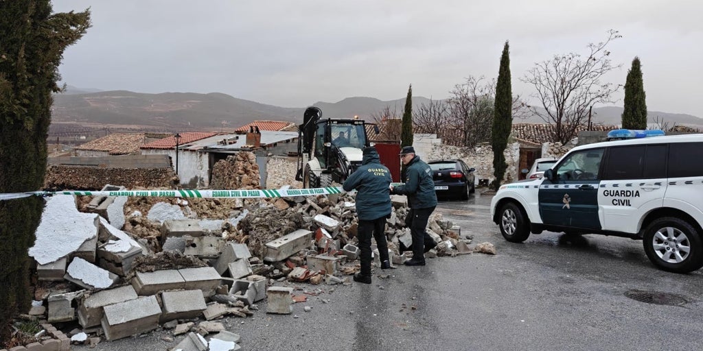 La borrasca derriba un muro en un pueblo del norte de Granada y causa un herido grave
