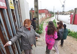 El nivel del río en Córdoba y los desembalses tensan la situación en Majaneque: «Lo hemos perdido todo»