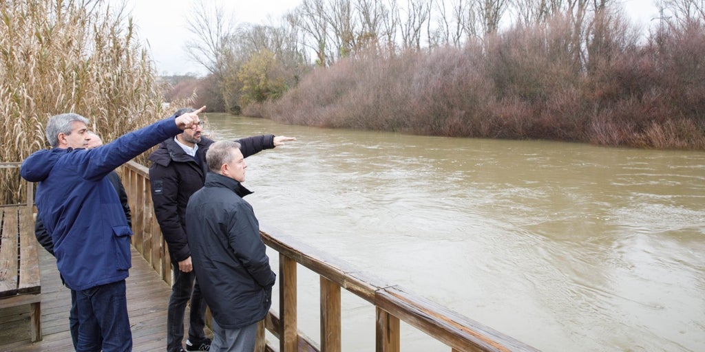 Page comprueba el alto nivel del río Alberche a su paso por Escalona