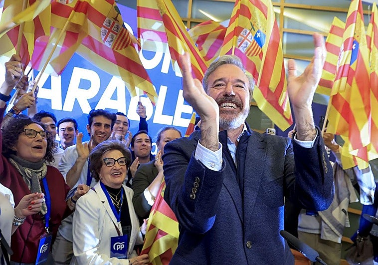 Azcón no suma más que la izquierda y necesitará el sí de Vox para gobernar