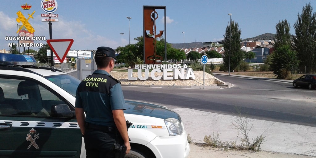 Lucena: se saltan un control, chocan el coche contra el mobiliario urbano y agreden a dos guardias civiles que  trababan de identificarlos