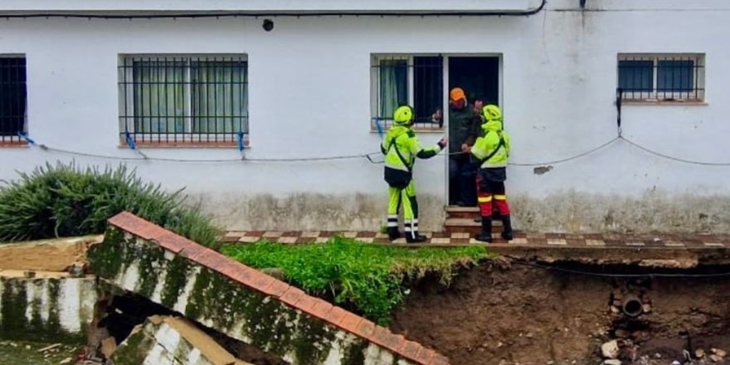 Alerta en Andalucía por lluvias y viento, en directo: última hora de Grazalema, cortes de carreteras, inundaciones y avisos de Aemet