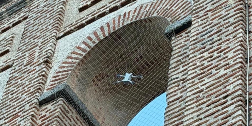 Vuela un dron sin permiso y lo choca contra la muralla de Ávila
