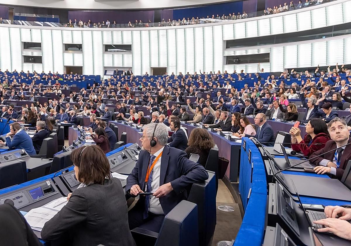 El comisario de migraciones europeo critica la regularización de sin papeles  en España