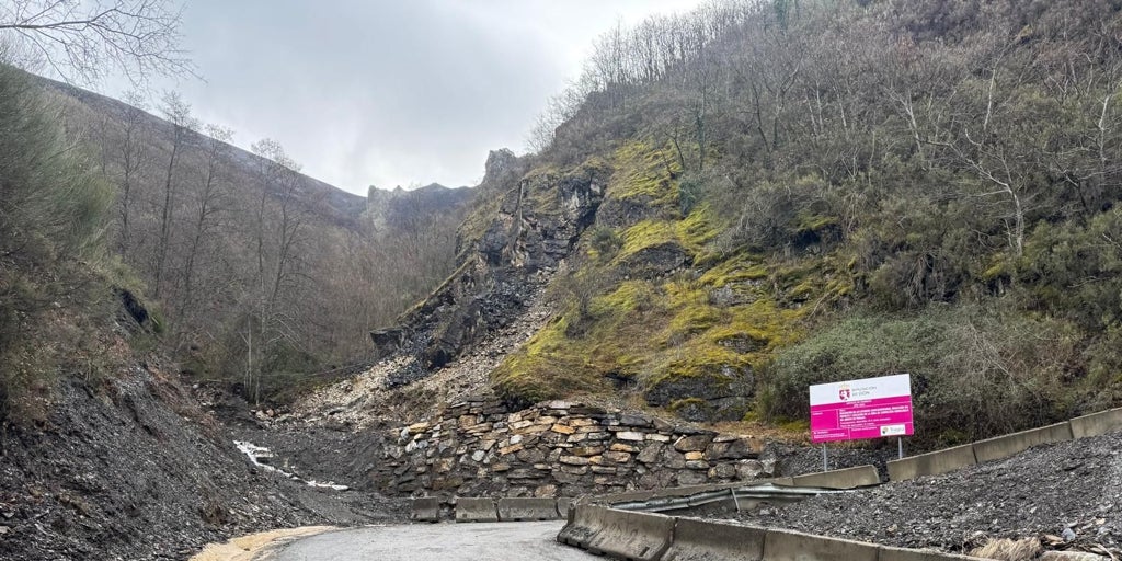 Un nuevo derrumbe corta la carretera de Peñalba de Santiago un mes después de su reapertura