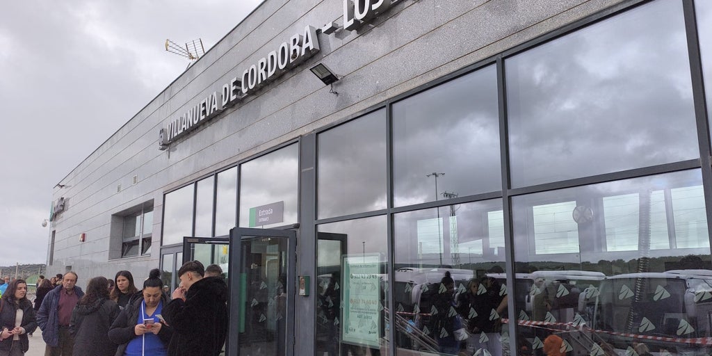 Colapso en la estación de Villanueva de Córdoba: esperando en el parking y con un baño para 400 personas