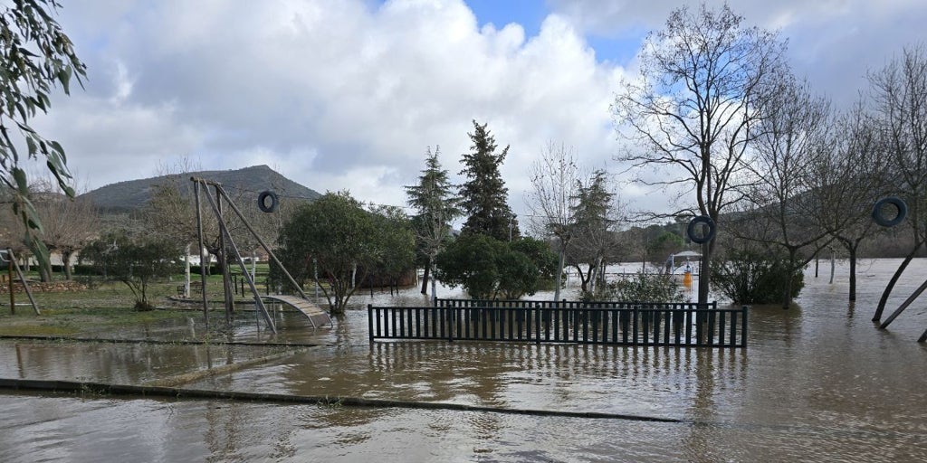 La UME se afana en achicar agua en El Robledo (Ciudad Real) por la crecida del río Bullaque