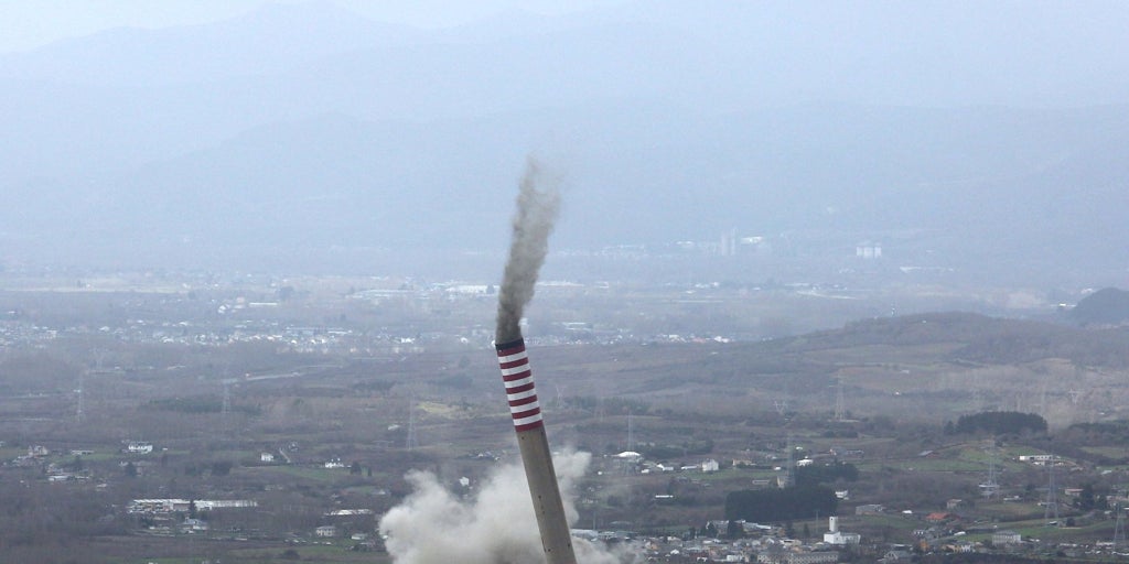 El Bierzo se despide de sus icónicas chimeneas de Compostilla, símbolo de su pasado minero