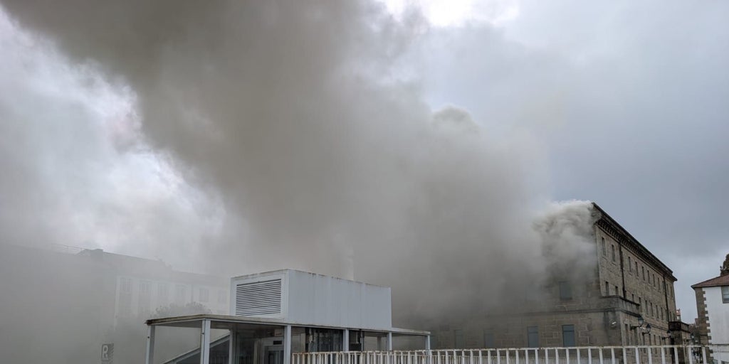 Un incendio en la comisaría de la Policía  de Santiago causa una nube de «humo tóxico»