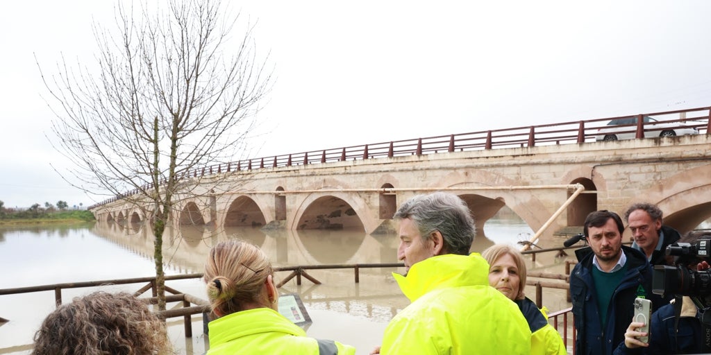 Feijóo exige al Gobierno que revise las 2.300 presas de España «para que no pase como con el AVE o el apagón»