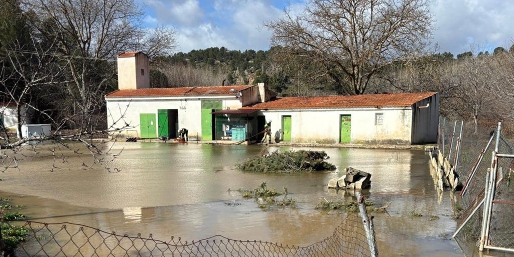 Los bomberos de la Diputación de Albacete achican agua en la piscifactoría El Zarzalejo, en la pedanía de El Jardín