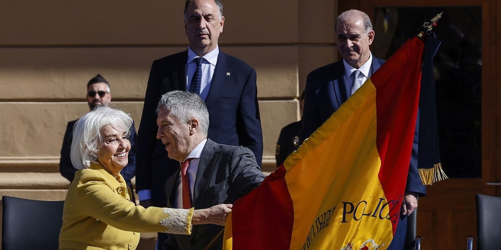 Hortensia Herrero amadrina la entrega de la bandera de España a la Policía de la Comunidad Valenciana