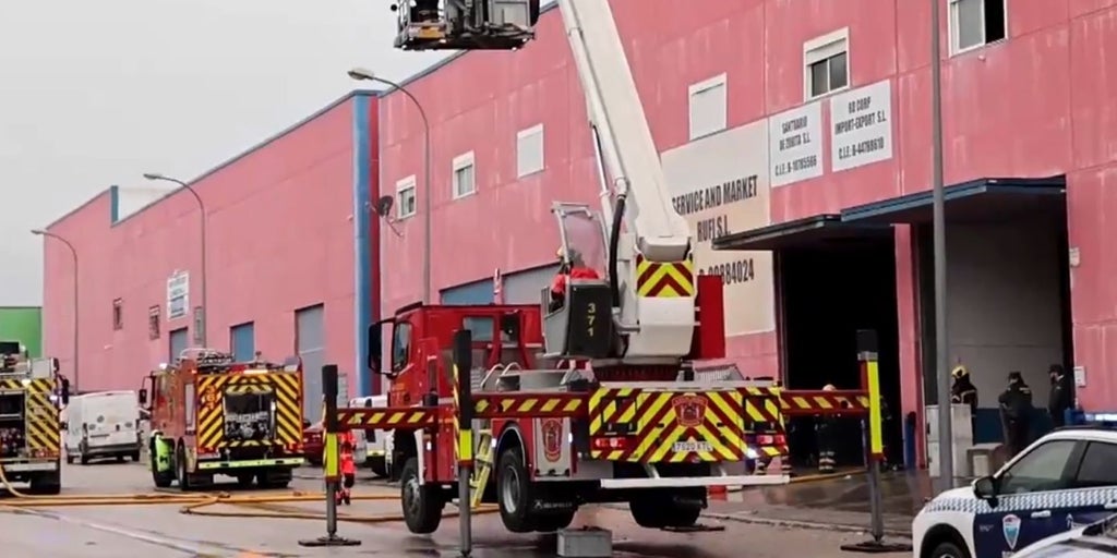 Bomberos de tres parques de la provincia de Toledo extinguen el incendio en una nave en Borox